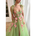 Vestido de fiesta largo de tul con apliques de corazón y abertura en forma de A