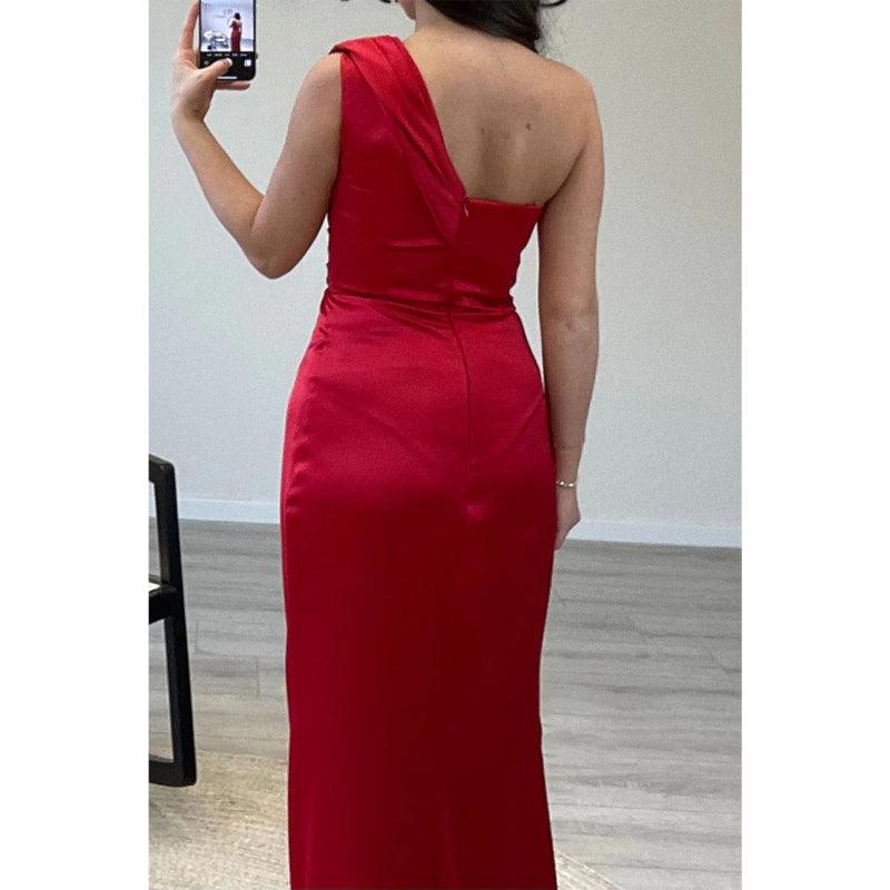 Vestido de noche largo rojo con pliegues y un hombro al descubierto 
