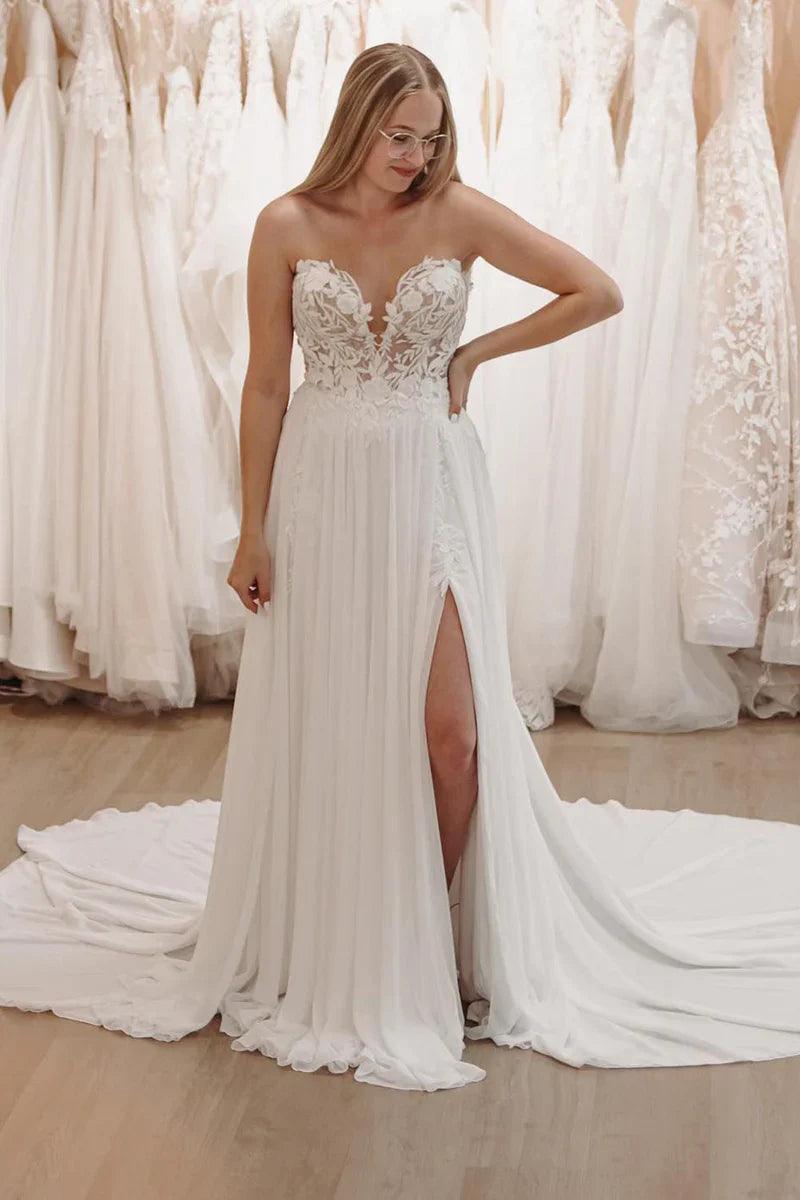 Vestido de novia blanco de escote corazón, largo de encaje con abertura