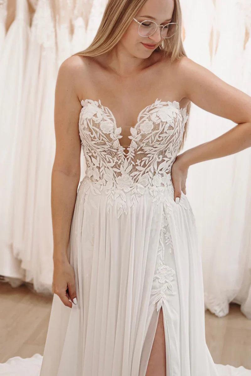 Vestido de novia blanco de escote corazón, largo de encaje con abertura