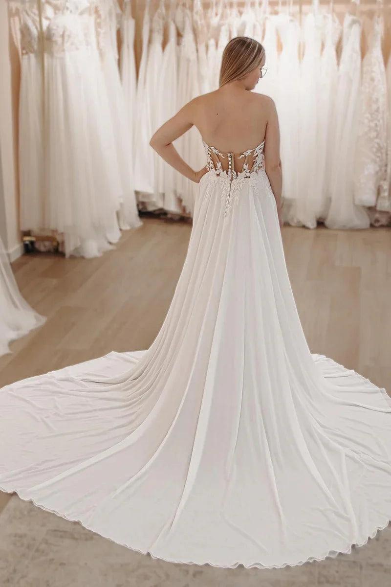 Vestido de novia blanco de escote corazón, largo de encaje con abertura