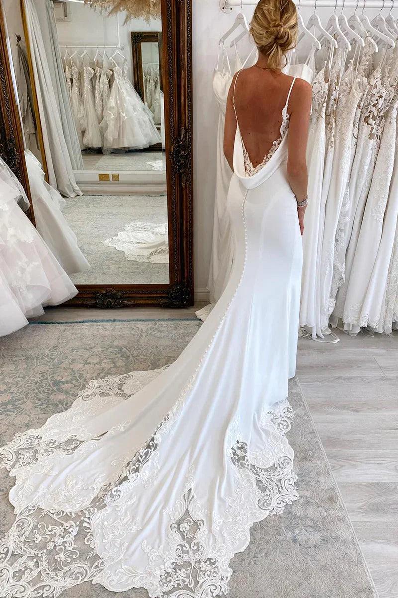 Vestido de novia blanco con tirantes finos, corte sirena largo y encaje