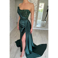 Vestido de fiesta largo de satén con pliegues ilusión verde, sin tirantes, con cuentas y cola larga 