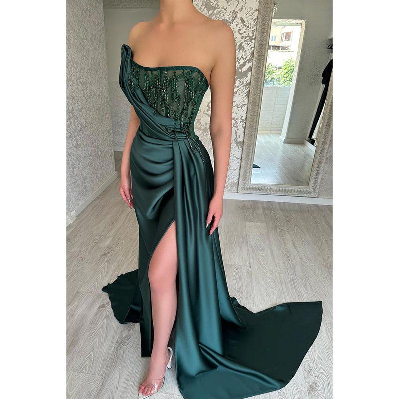 Vestido de fiesta largo de satén con pliegues ilusión verde, sin tirantes, con cuentas y cola larga 