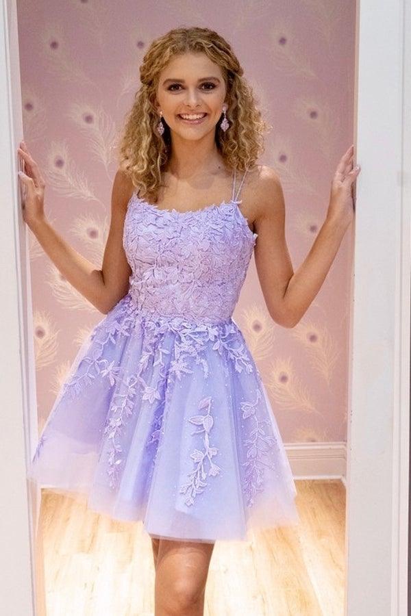 Vestido de fiesta corto azul con tirantes y apliques de encaje
