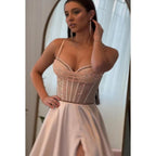Wunderschönes und bezauberndes A-Linien-Ballkleid mit Spaghettiträgern und Schlitz