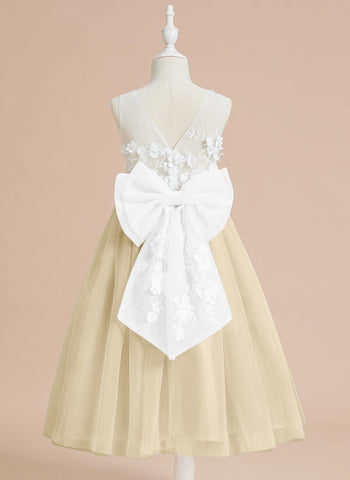 Wadenlanges Kleid aus floraler Spitze mit großer Schleife 