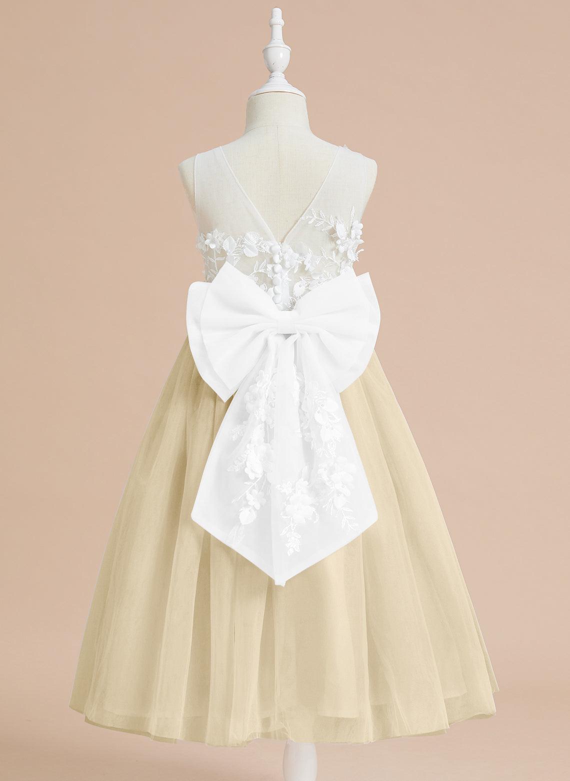Wadenlanges Kleid aus floraler Spitze mit großer Schleife 