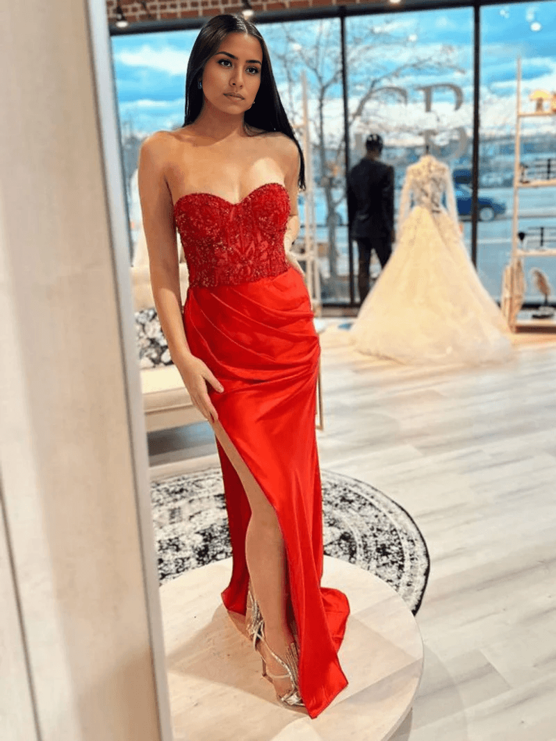 Vestido de fiesta tubo sin tirantes escote corazón largo con abertura