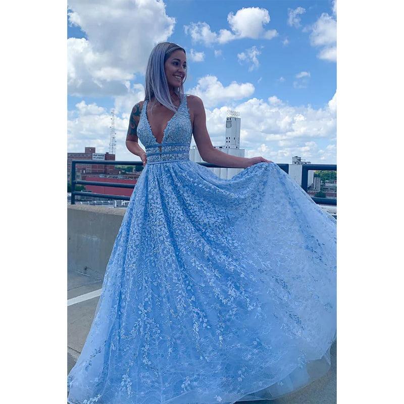 Vestido de fiesta largo de encaje azul cielo con escote en V profundo y corte A 