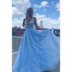 Vestido de fiesta largo de encaje azul cielo con escote en V profundo y corte A 