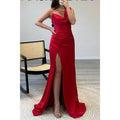 Vestido de noche largo rojo con pliegues y un hombro al descubierto 