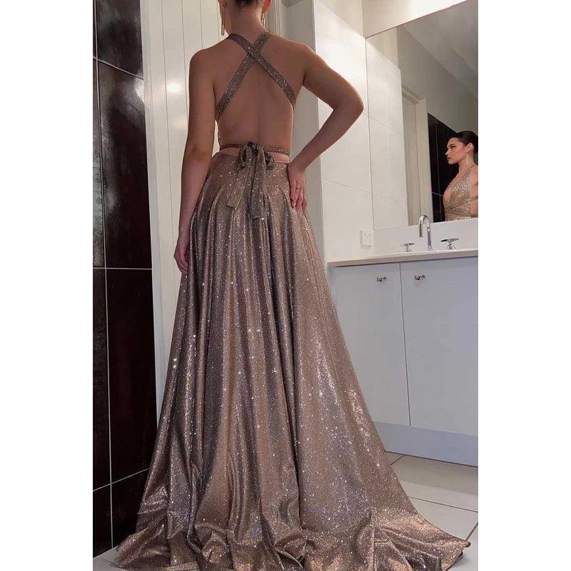 Glitzerndes A-Linien-Ballkleid mit tiefem V-Ausschnitt, gekreuzten Trägern und Schlitz