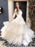 Vestido de fiesta largo de tul sin tirantes, corte A y volantes escalonados