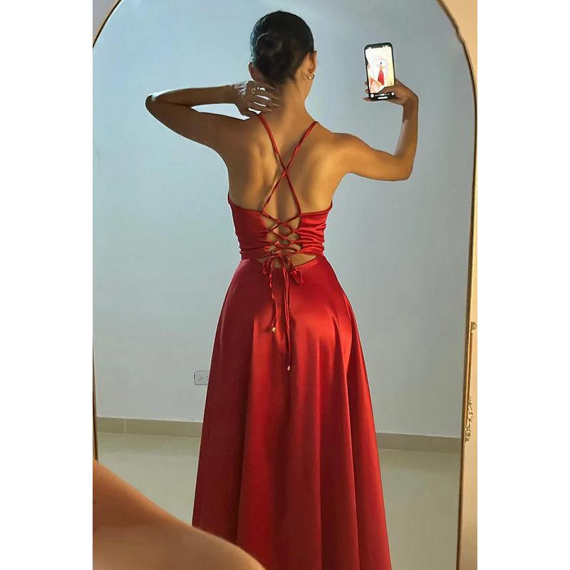 Vestido sencillo e informal de corte A con tirantes finos cruzados y abertura lateral para fiesta y graduación