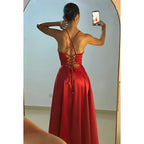 Vestido sencillo e informal de corte A con tirantes finos cruzados y abertura lateral para fiesta y graduación