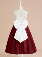 Wadenlanges Kleid aus floraler Spitze mit großer Schleife 