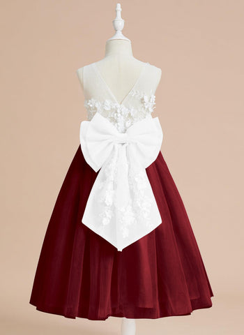 Wadenlanges Kleid aus floraler Spitze mit großer Schleife 