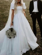 Vestido de novia formal de satén con escote cuadrado, manga corta y cola capilla