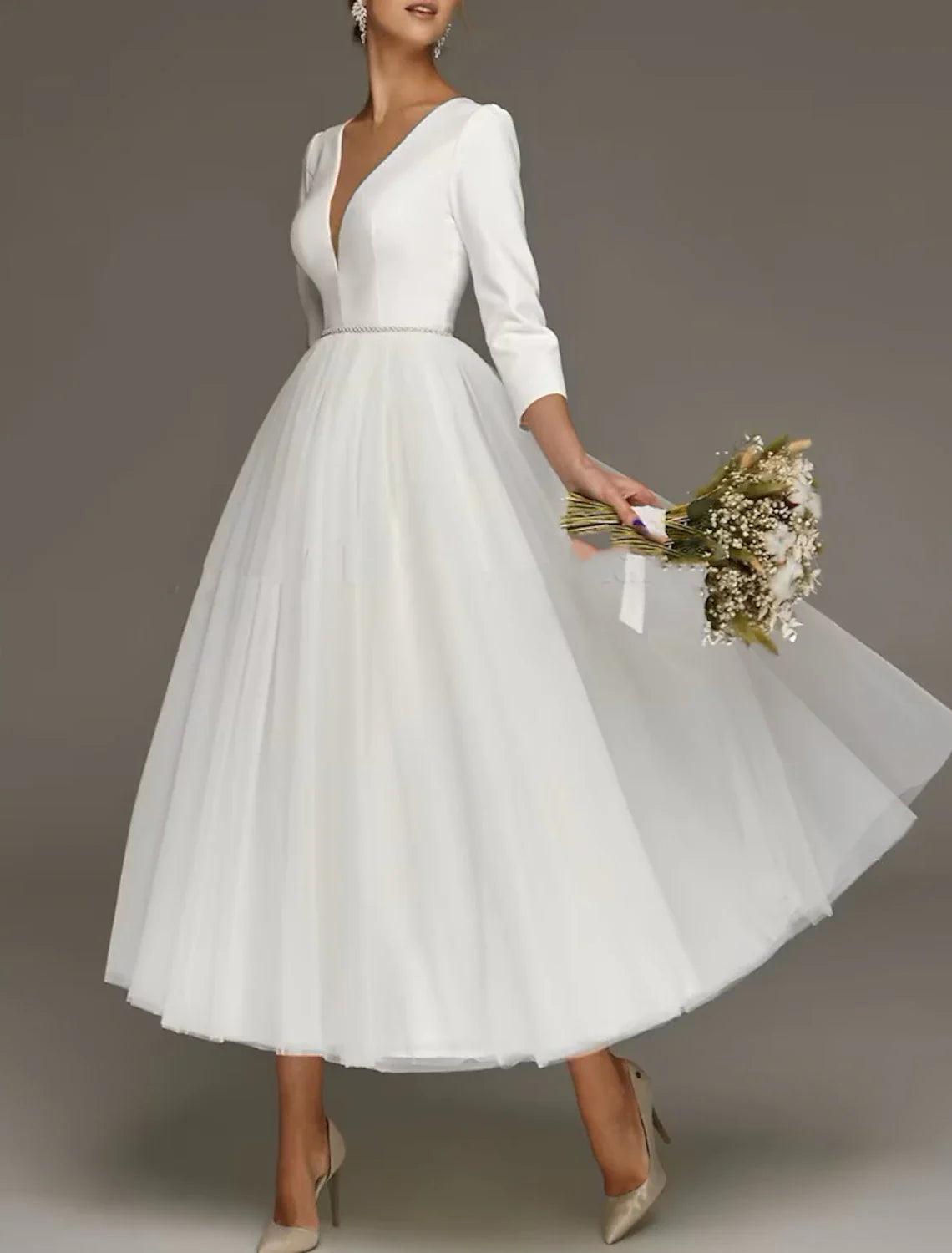 Vestidos de novia sencillos de corte A, hombros descubiertos, mangas cortas, largo hasta la rodilla, de gasa, con fruncido y abertura frontal.