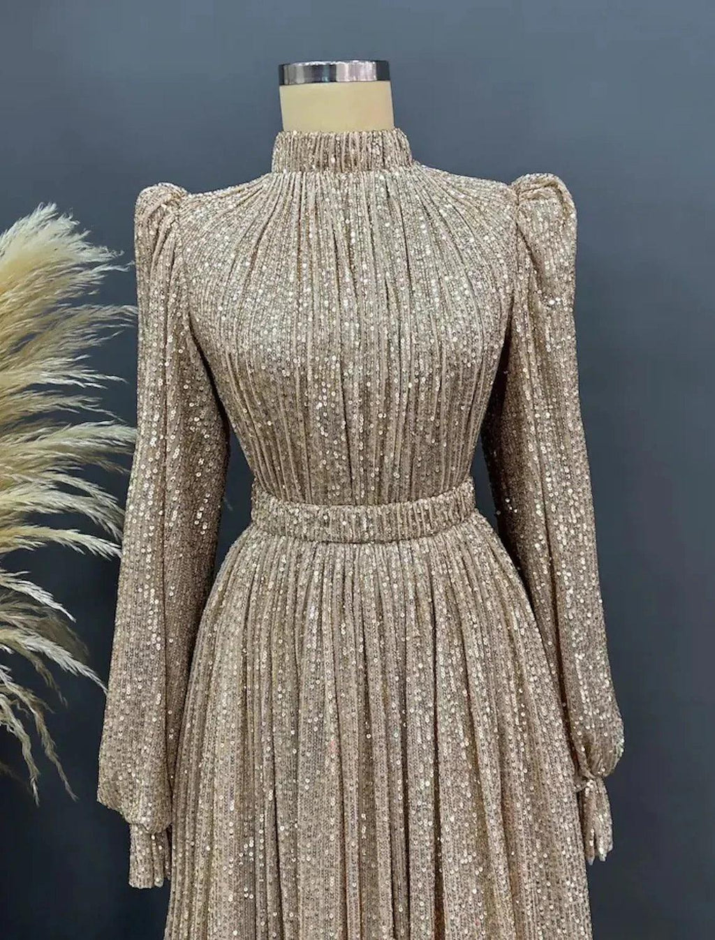 Vestido de noche elegante con cuello joya, mangas largas y lazo hasta el suelo para invitada de boda de otoño, con lentejuelas y fruncido