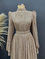 Vestido de noche elegante con cuello joya, mangas largas y lazo hasta el suelo para invitada de boda de otoño, con lentejuelas y fruncido