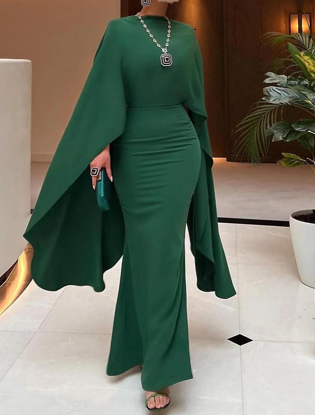 Elegantes, formelles, bodenlanges, ärmelloses Abendkleid mit Rundhalsausschnitt und Chiffon-Umhang und gerüschtem Schlitz