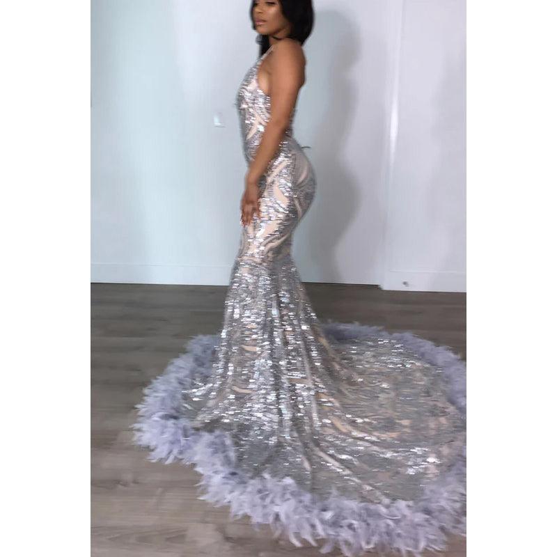 Vestido de noche largo de sirena con escote en V, lentejuelas, satén y plumas