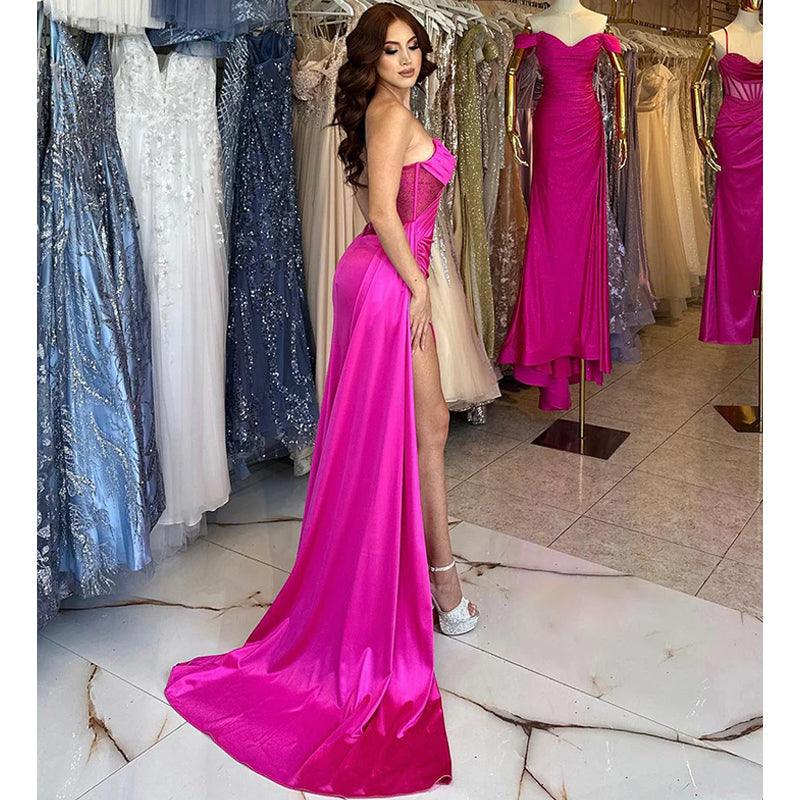Vestido de fiesta largo con pliegues y abertura alta, único y sin tirantes 