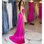 Vestido de fiesta largo con pliegues y abertura alta, único y sin tirantes 