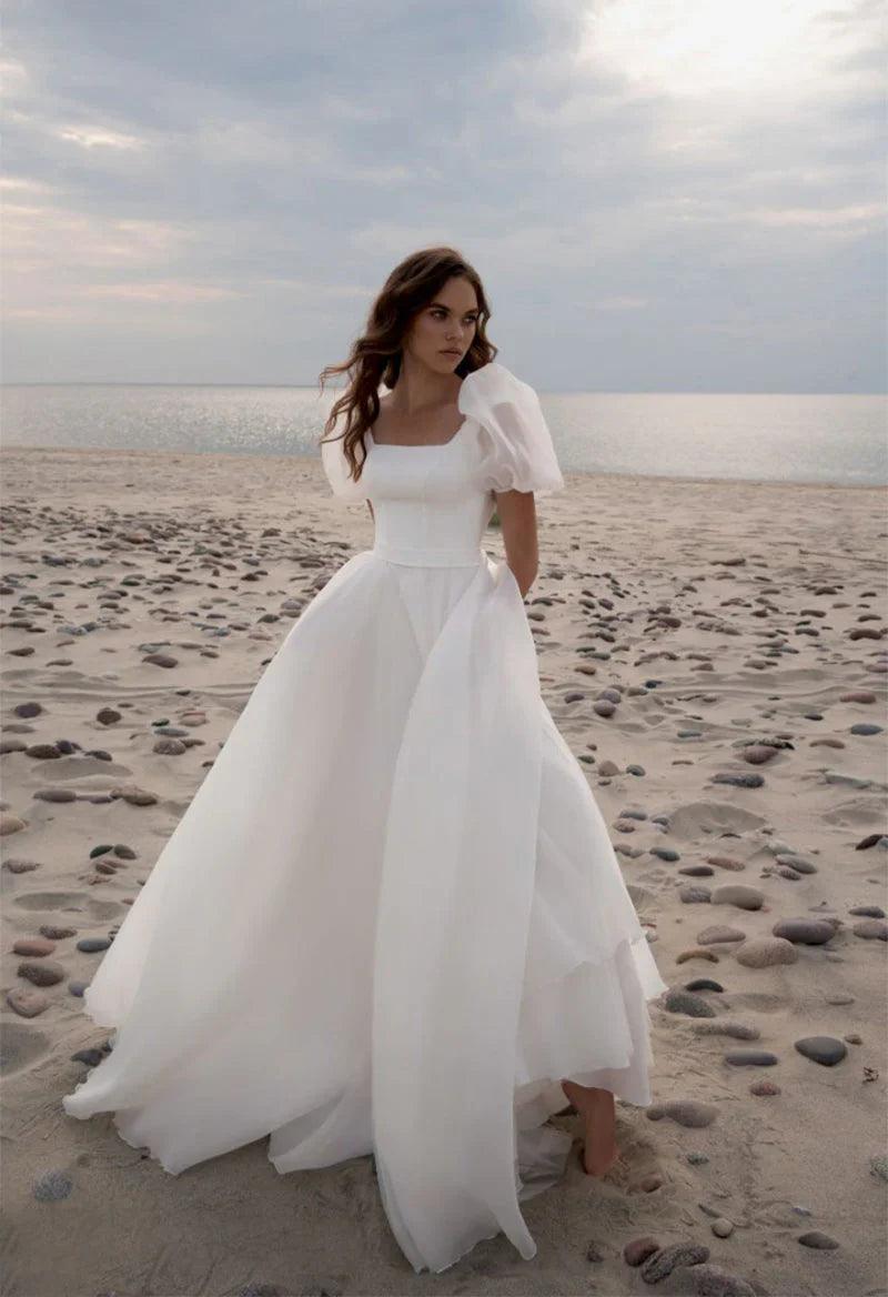 Vestidos de novia encantadores de corte A, escote cuadrado, mangas cortas y cola