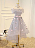 Hellgraues Tüllkleid mit Blumen, High Low, modisches Partykleid, graue Homecoming-Kleider