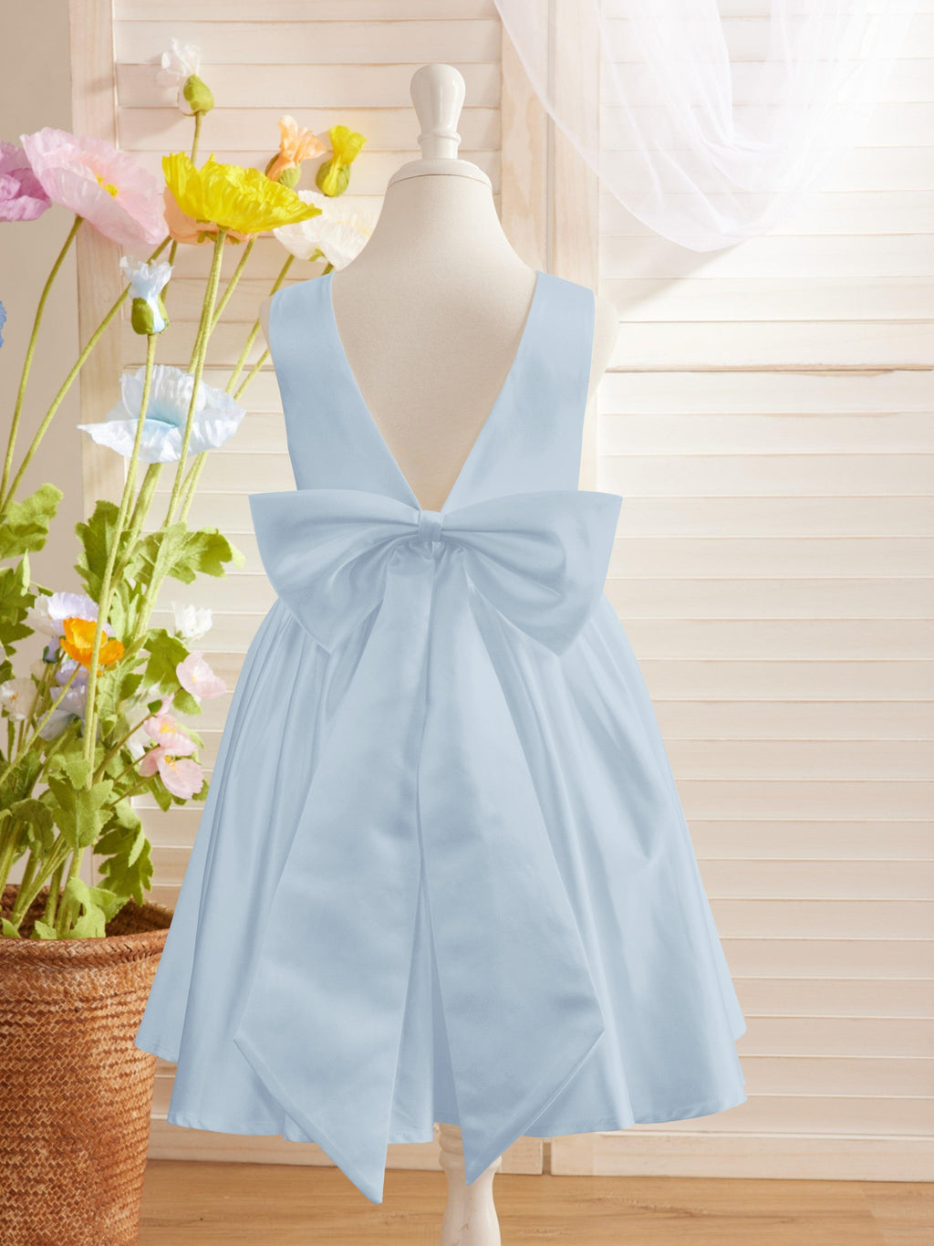 Elegante vestido de niña de las flores de satén con escote en V, corte A y lazo hasta la rodilla 