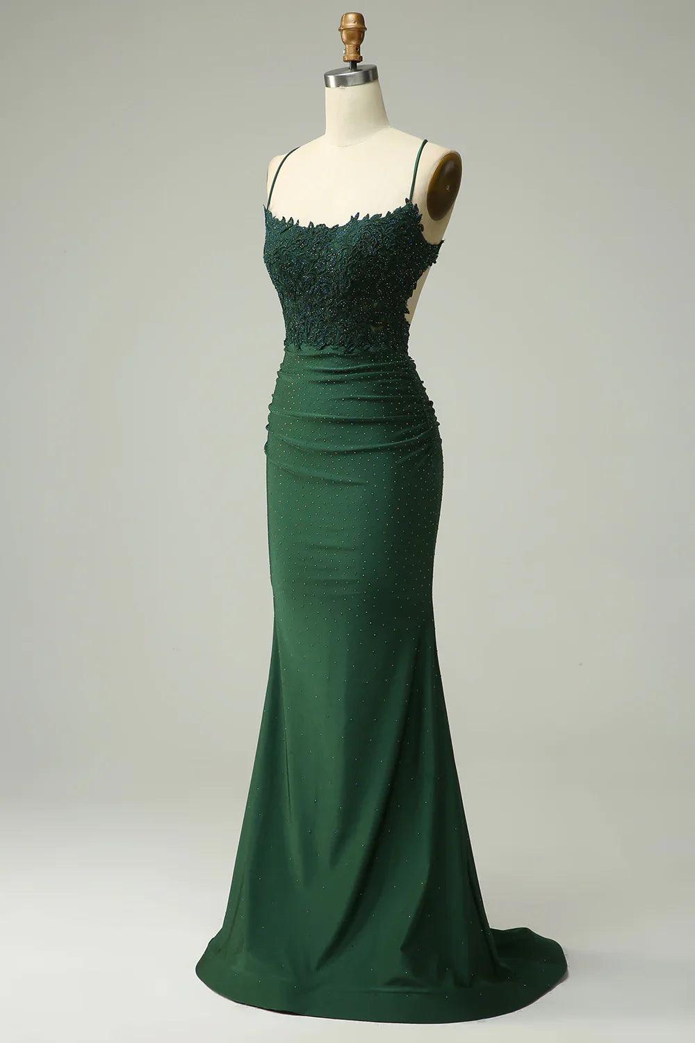 Vestido de fiesta largo verde oscuro con cuello halter y apliques de cuentas de sirena 