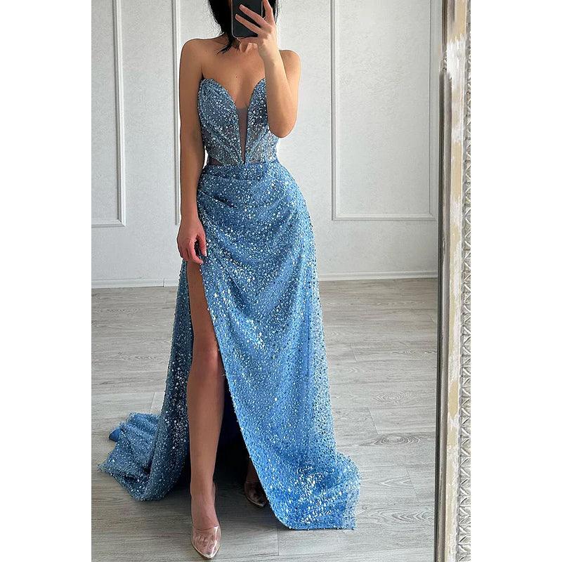 Wunderschönes und bezauberndes funkelndes Ballkleid mit tiefem V-Ausschnitt, ärmellos, seitlichem Schlitz