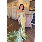 Elegante y lujoso vestido de fiesta de sirena fruncido sin mangas con hombros descubiertos