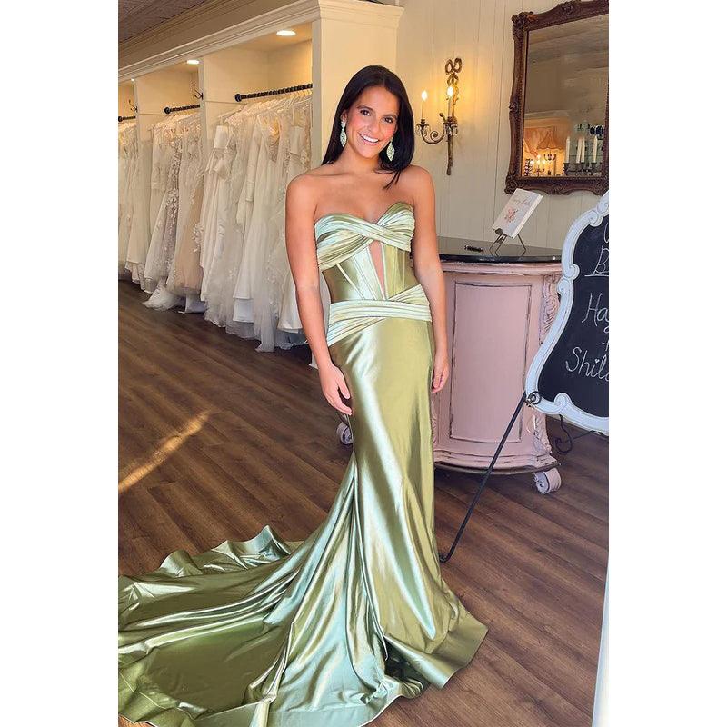Elegante y lujoso vestido de fiesta de sirena fruncido sin mangas con hombros descubiertos