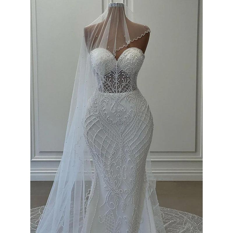Vestido de novia largo blanco de satén con cuentas y corte sirena sin tirantes 