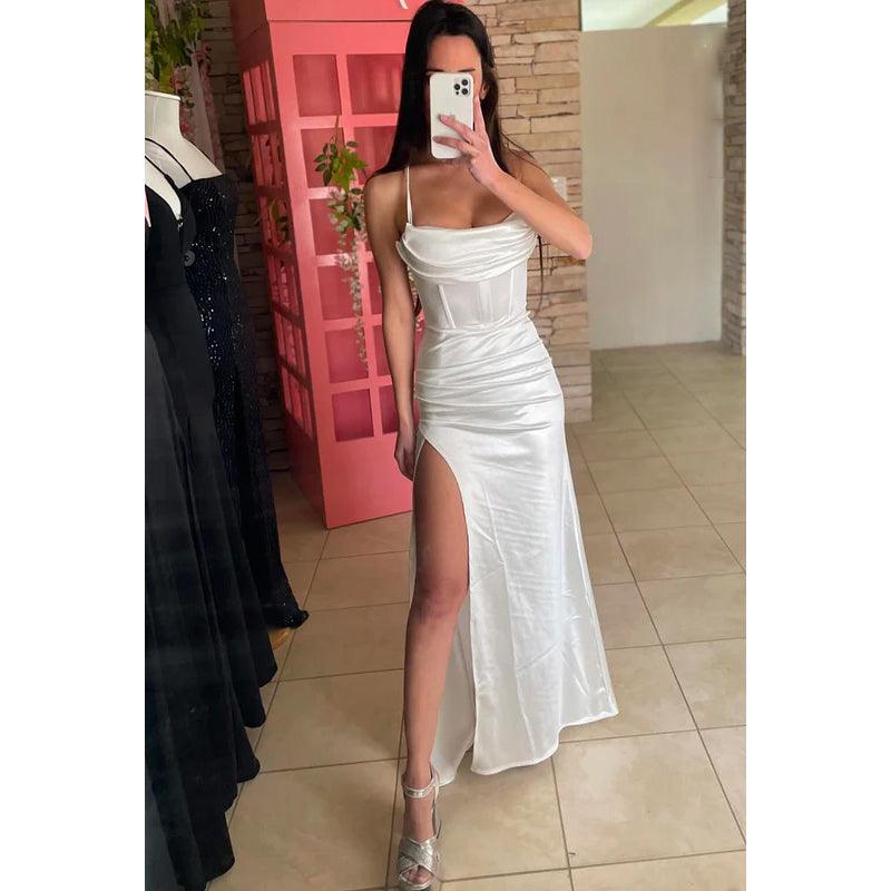 Vestido clásico de fiesta de noche con corte tubo y tirantes finos y abertura lateral