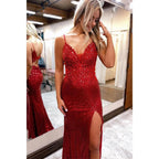 Vestido de fiesta con tirantes finos, apliques de encaje y lentejuelas con abertura 