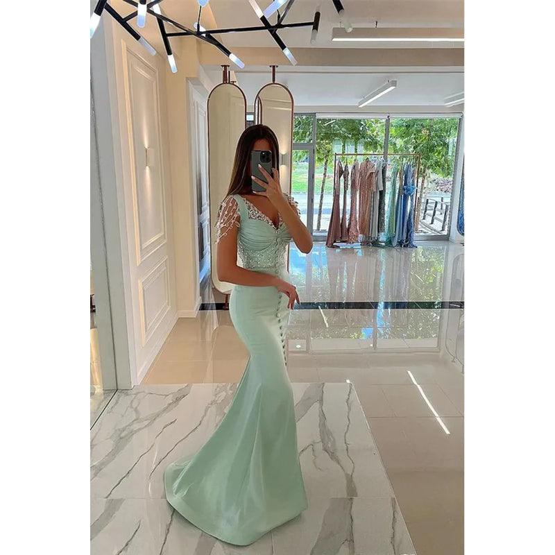 Vestido de fiesta largo de sirena de satén con cuentas y escote en forma de corazón con abertura