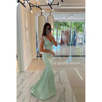 Vestido de fiesta largo de sirena de satén con cuentas y escote en forma de corazón con abertura