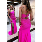 Vestido de fiesta largo rosa con un hombro al descubierto, cuentas y abertura lateral