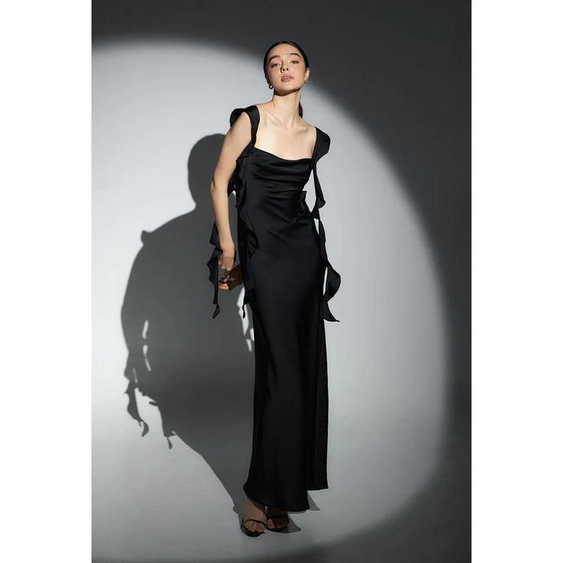 Schlichtes und lässiges Abendkleid mit eckigem Ausschnitt und offenem Rücken und Trägern