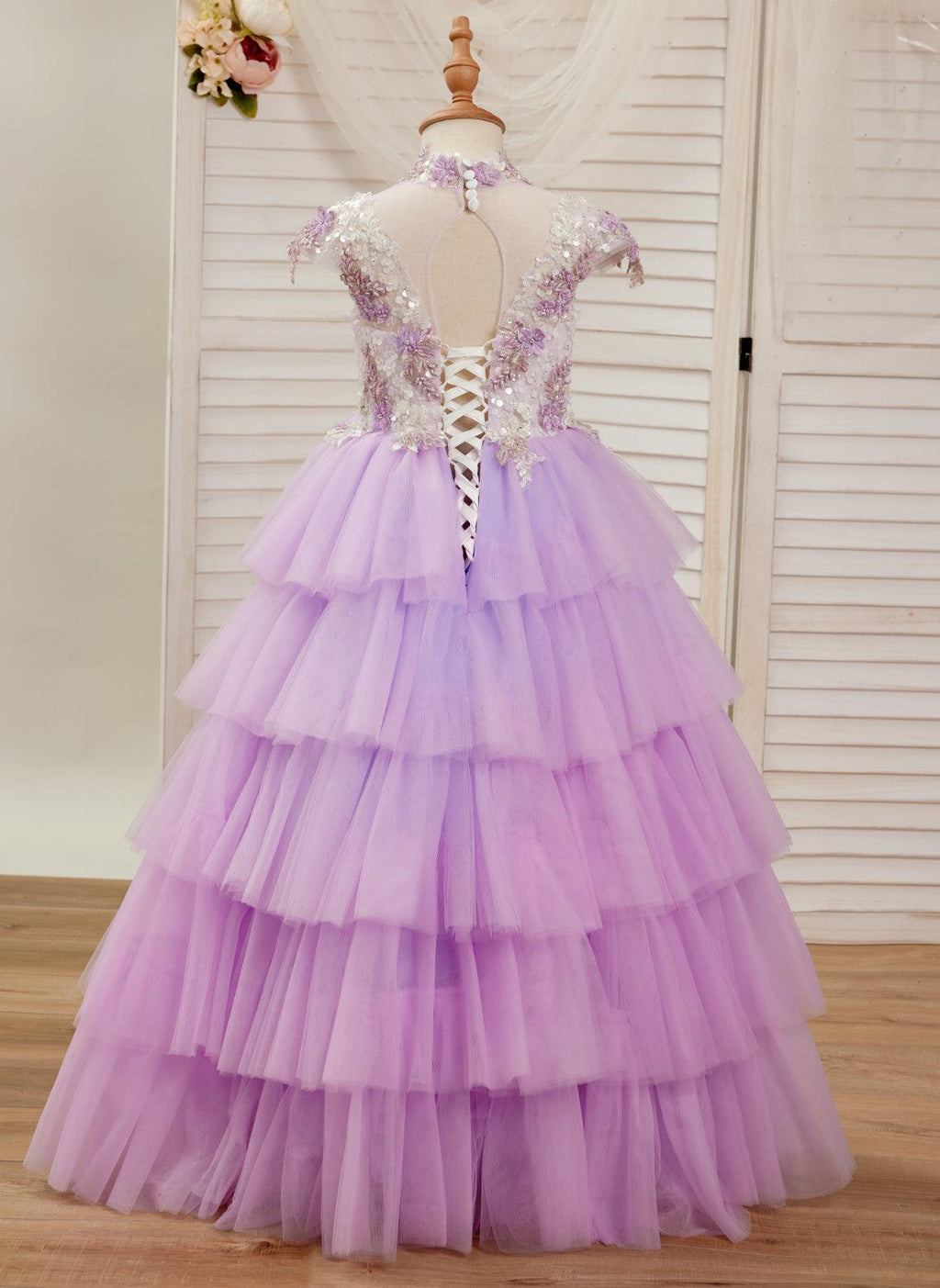 Lila Prinzessinnen-Ballkleid aus Tüll mit Blumenapplikationen und Perlen für Mädchen 