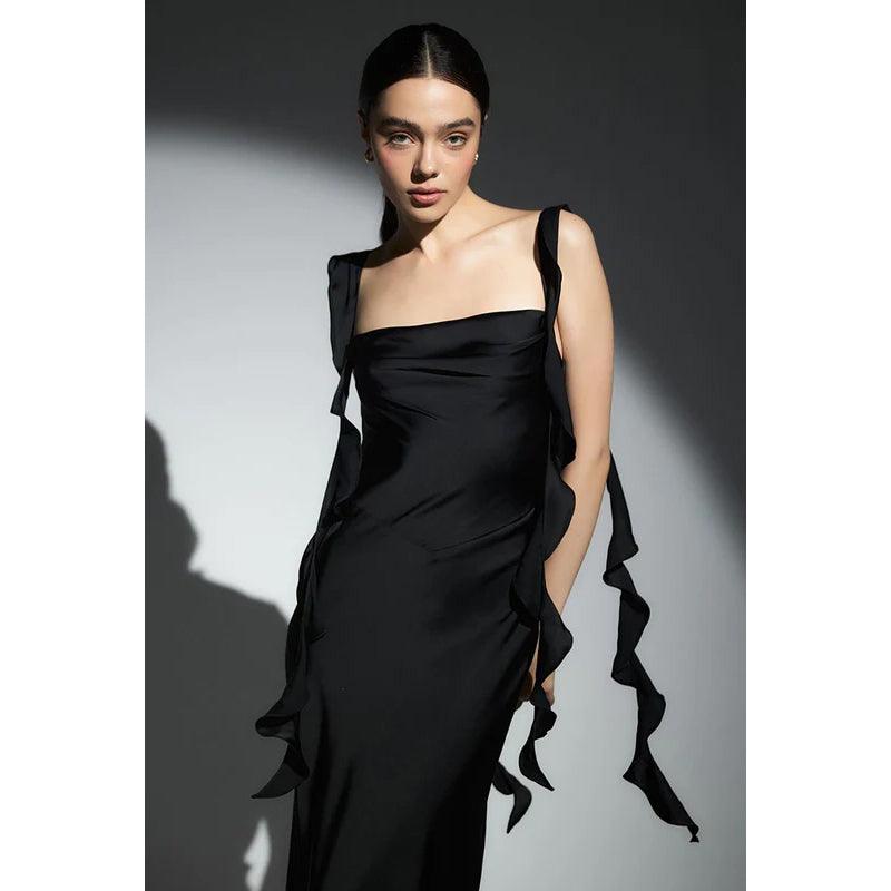 Schlichtes und lässiges Abendkleid mit eckigem Ausschnitt und offenem Rücken und Trägern
