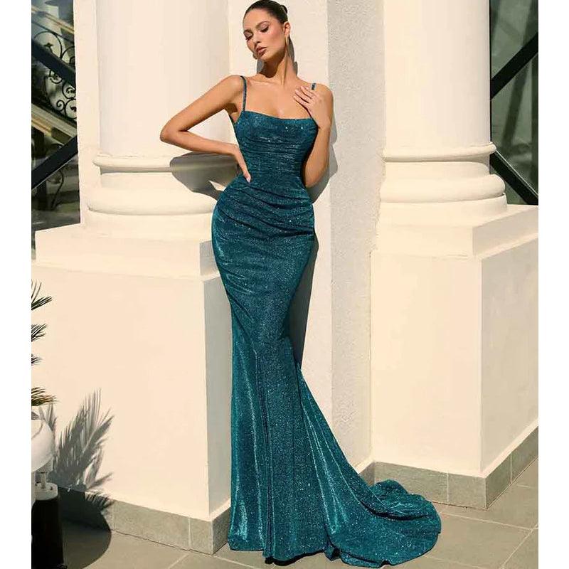 Vestido formal de fiesta brillante con escote sirena y tirantes finos 