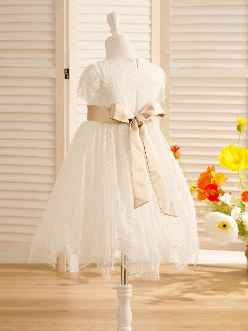 Vestido de niña de las flores de primera comunión color marfil con encaje 