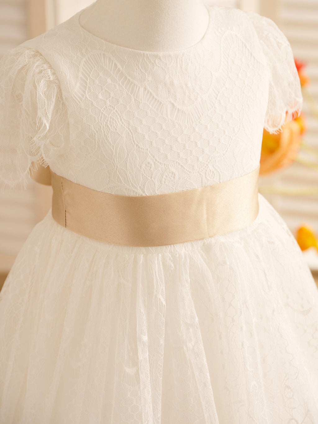 Vestido de niña de las flores de primera comunión color marfil con encaje 