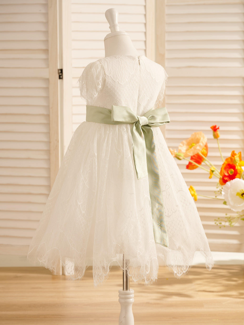Vestido de niña de las flores de primera comunión color marfil con encaje 
